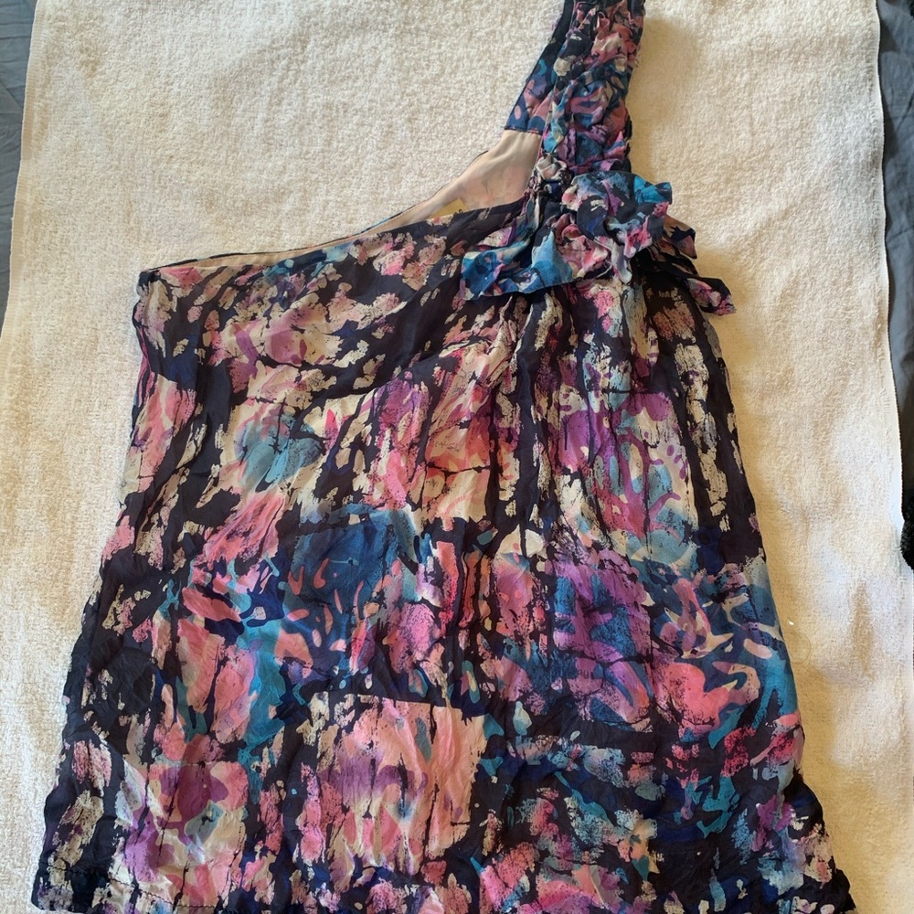 One shoulder top